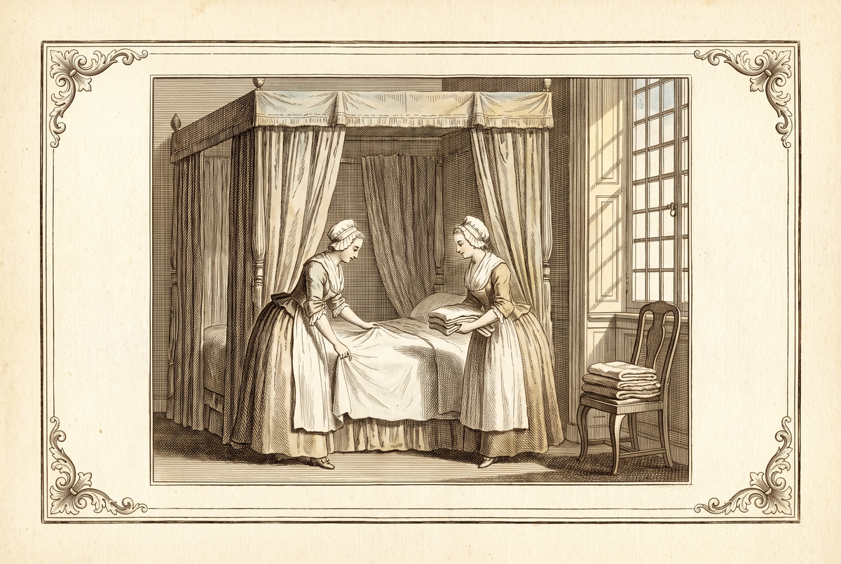Femmes de chambre dressant un lit à baldaquin — gravure